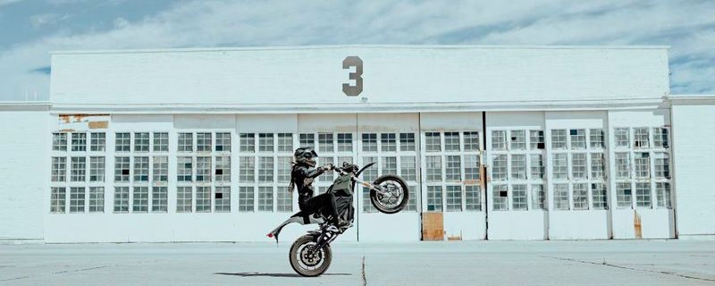Im Rahmen der Markenerneuerung und der visuellen Modernisierung von Zero Motorcycles im letzten Jahr weisen alle 2019er-Modelle ein kühnes, elegantes und neues Design mit überarbeiteten Farben und eingearbeiteten Grafikelementen auf.