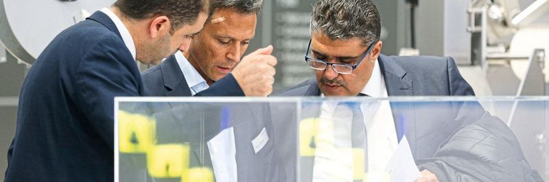 Hinschauen, zuhören und diskutieren. An den Ständen der rund 800 Aussteller auf der Compamed 2018 gibt es viel zu entdecken und zu besprechen.