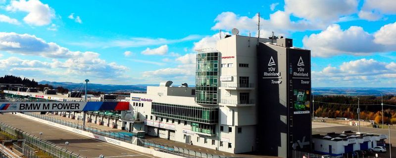 Der TÜV-Rheinland-Tower am Nürburgring.