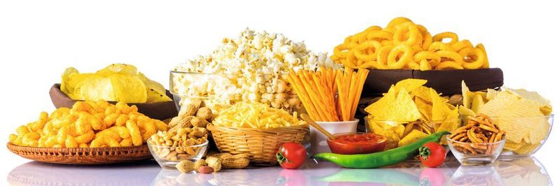 Ganz verschiedene Snacks, die hochautomatisiert verpackt werden – mit der richtigen Antriebstechnik kein Problem.
