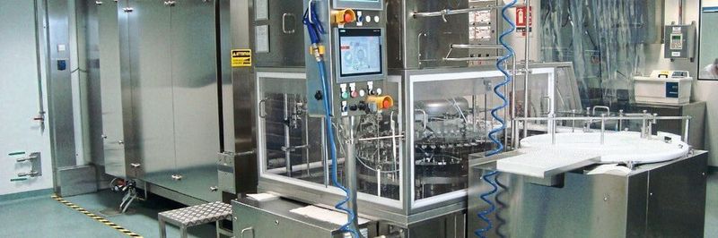 Neue rotierende Reinigungsmaschine von Steriline, die innerhalb der Linie für das aseptische Abfüllen von Vials mit dem Entpyrogenisierungstunnel verbunden ist.