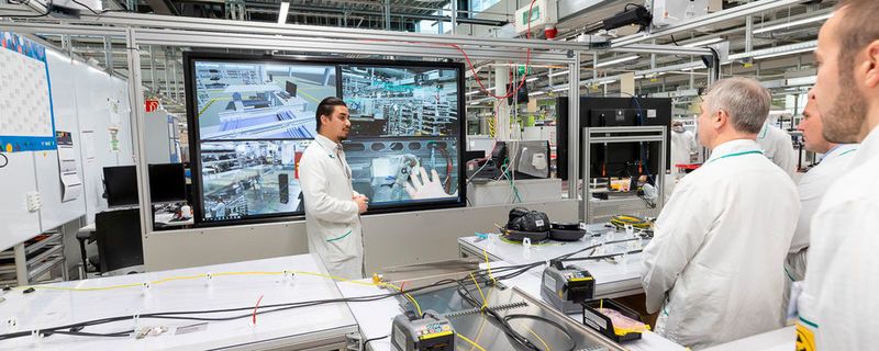 Werksrundgang bei ASM Assembly Systems: Der letztjährige Preisträger des Lean & Green Award gewährte während des „Lean & Green Summit“ praktische Einblicke in seine Produktion.