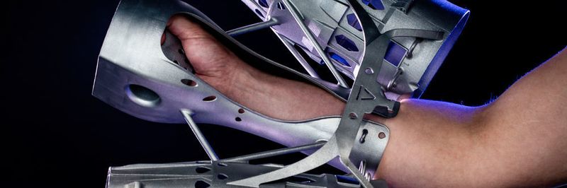 Der „Jet Suit“ besteht aus vielen additiv gefertigten Komponenten, Spezialelektronik und fünf Triebwerken.