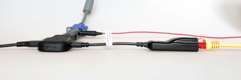Bereits „out of the Box“ mit WLAN und HDMI ausgestattet kann der Airtame über Adapter auch mit Ethernet und VGA kommunizieren.