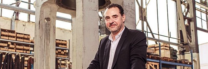 Geschäftsführender Gesellschafter Alexander Blättner hinter einer Spindel in den Hallen von Presstec.