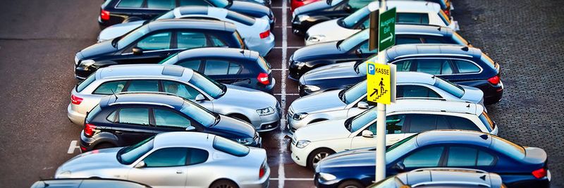 Kombiniert man künstliche Intelligenz mit der richtigen Architektur, können schon kleine neuronale Netze komplexe Aufgaben lösen. Zum Beispiel braucht es nur zwölf Nervenzellen, um ein Auto einzuparken.