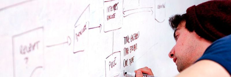 Der Fachinformatiker der Anwendungsentwicklung programmiert nicht nur, sondern plant, erarbeitet und betreut komplette Softwareprojekte.