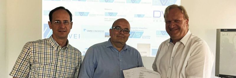 Peer Schumacher (Panasoniy Industry Europe), Torben Schäfer (Yaskawa Europe) und Oliver Moschner-Schweder (Fanuc, v.l.) nach der Unterzeichnung der Kooperation.