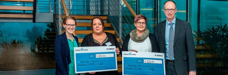 Melissa Rupp (Global Marketing Homag), Christina Stein (Leitung „Offene Hilfen“ Lebenshilfe Calw e.V.), Barbara Rauschenberger (1. Vorsitzende Lebenshilfe Horb-Sulz e.V.) und Ulrich Schmitz (Geschäftsführer Homag GmbH, v.l.) bei der Spendenübergabe in Schopfloch.