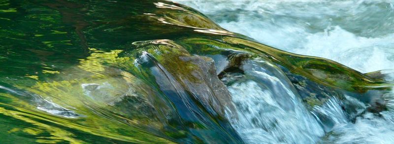 PFCs – per- und polyfluorierte Chemikalien – finden ihren Weg aus Alltagsprodukten immer wieder ins Oberflächen- oder Grundwasser, so die Experten. (Symbolbild)
