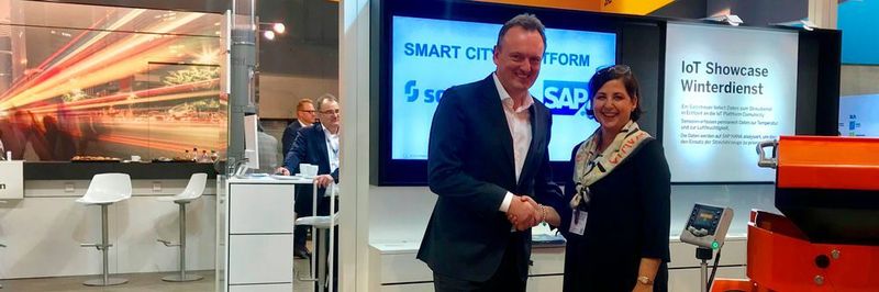Susanne Diehm und Werner Rieche mit dem Winterdienst-Showcase