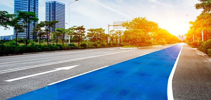 Nach Berechnung von Solmove erwirtschaftet eine Solarstraße mit einer Lebensdauer von 25 Jahren den Kommunen jährlich rund fünf bis acht Euro pro Quadratmeter (nach Abzug der Investitionskosten), während sich die Kosten für die Instandhaltung asphaltierter Straßen auf einen Euro pro Quadratmeter und Jahr belaufen.