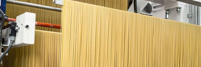 In Nudeltrocknungsanlagen sind die Anforderungen an die Maschinenkomponenten hoch, ein Produktionsstillstand zum Beispiel wegen korrodierter Steckverbinder wird schnell sehr teuer.