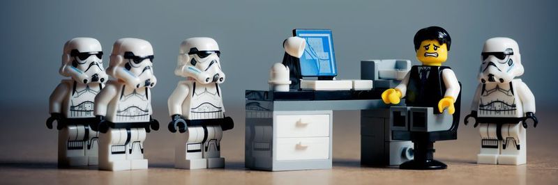 Nicht jeder Kollege aus dem Büro ist beliebt.