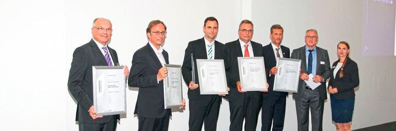 Verpackungs- und Abfülltechnik: Thorsten Häfner (3.v.l.) nimmt den Award für Groninger von PROCESS-Redakteurin Manja Wühr (re.) entgegen. Auf der Shortlist: Bausch + Ströbel, Gemü, Haver & Boecker und Maschinenfabrik Möllers.