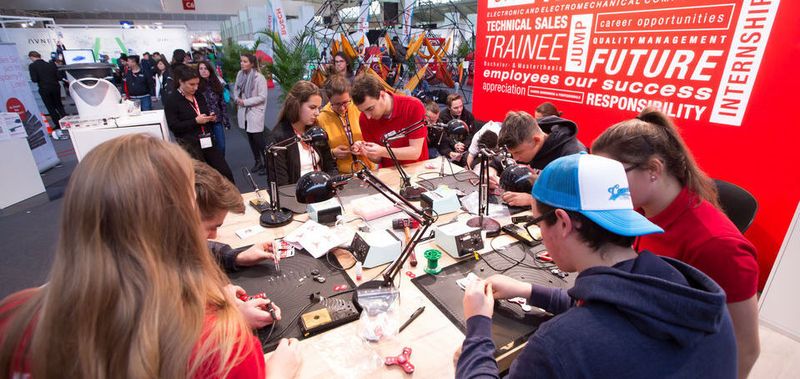 Besucher des Würth-Elektronik-eiSos-Messestandes hatten die Möglichkeit, ihren eigenen leuchtenden Fidget-Spinner mit Produkten des Unternehmens an Lötstationen zu bauen.