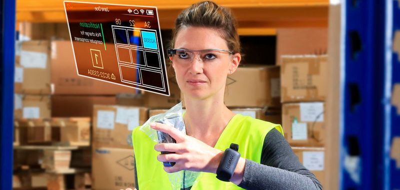 Vision Picking für effizientes Kommissionieren. Das xBand, ein RFID-Armband von Ubimax entwickelt, sorgt für die automatische Schrittbestätigung und beschleunigt so den Prozess zusätzlich.