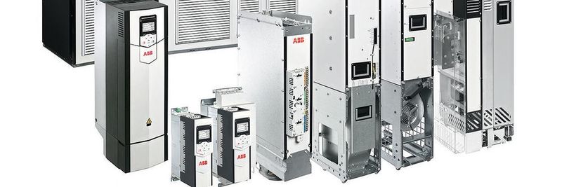 Durch die flexible Programmierung und Konnektivität mit allen Motoren und Steuerungen eignet sich der Frequenzumrichter ACS880 zahlreiche Anwendungen, beispielsweise in Regalbediengeräten, Metallpressen, oder Drehtischen.
