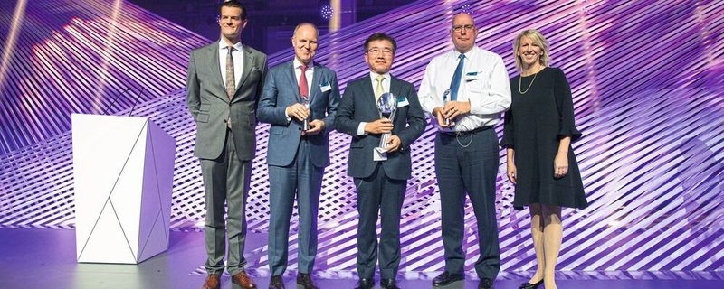 Bei der Verleihung des BMW Supplier Innovation Awards 2018 (v.l.n.r.): Dr. Stefan Floeck (BMW Group), Dr. Holger Engelmann (Chairman of the Management Board, Webasto SE), Jong Hyun Kim (LG Chem), Tom Gold (BWI Poland Technologies), Dr. Nicole Haft-Zboril (BMW Group).