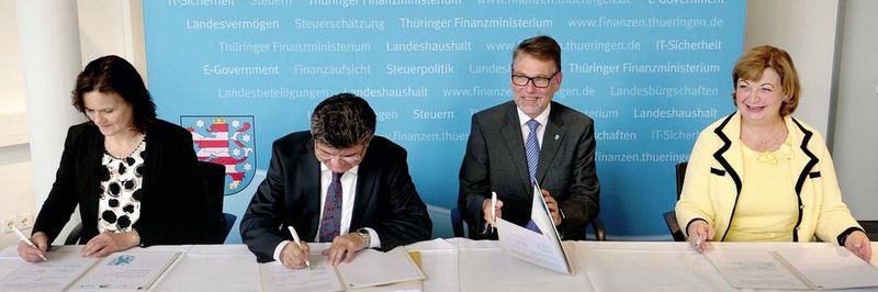 Landrätin Antje Hochwind, der Präsidenten des Gemeinde- und Städtebundes Thüringen Michael Brychcy, der CIO des Landes Thüringen, Finanzstaatssekretär Dr. Hartmut Schubert, und die Präsidentin des Thüringischen Landkreistages, Landrätin Martina Schweinsburg, bei der Unterzeichnung der Rahmenvereinbarung