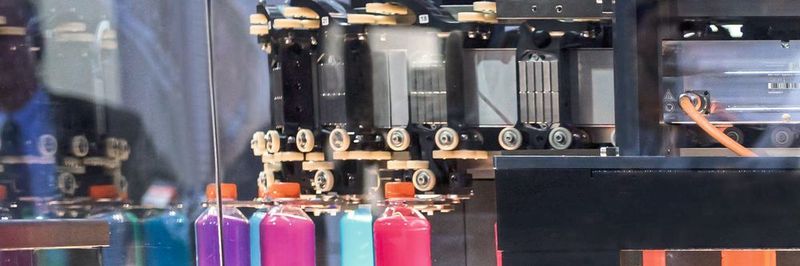 Das intelligente Transportsystem Acopostrak bewegt jede Flasche individuell.