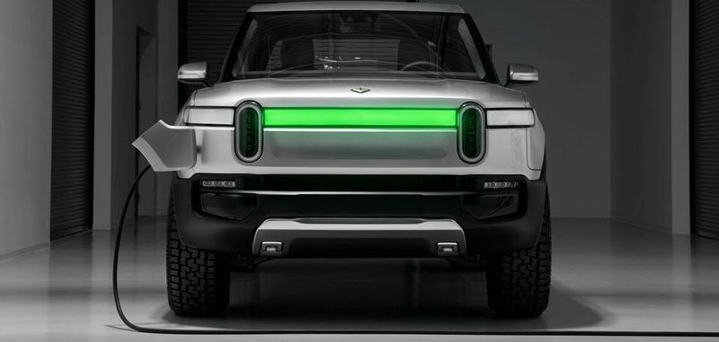 Beim Akku-Pack kann zwischen drei Varianten gewählt werden, die Kapazitäten zwischen 105 kWh und 180 kWh bieten. Die Reichweite soll bis zu 640 Kilometern betragen.
