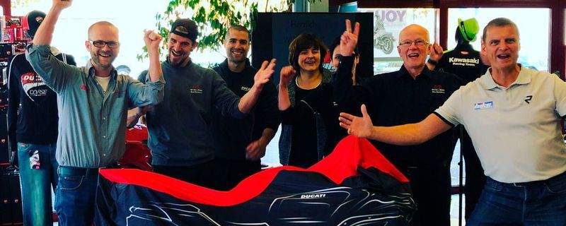 Jubelten schon beim Jurybesuch im Oktober: Team Witten und Weber, „Motorradhändler des Jahres“ 2018.