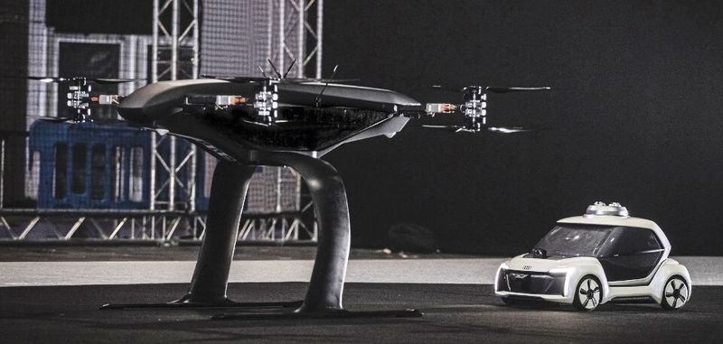 Audi, Airbus und Italdesign testen Flugtaxi-Konzept: Audi, Airbus und Italdesign zeigen auf der Drone Week in Amsterdam erstmals einen fliegenden und fahrenden Prototypen des „Pop.Up Next“. Das neuartige Flugtaxi-Konzept kombiniert ein selbstfahrendes Elektroauto mit einer Passagierdrohne. Beim ersten öffentlichen Testflug hat das Flugmodul eine Passagierkapsel zielsicher auf der Fahrzeugplattform abgesetzt. Diese fuhr anschließend autonom vom Testgelände. Noch handelt es sich um ein 1:4-Modell.