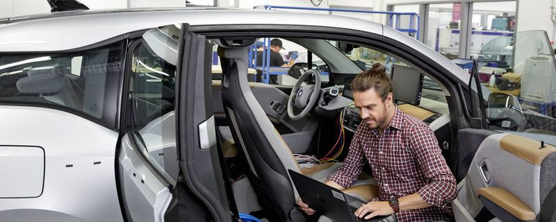 Der „Happiness Index“ und das Arbeitgeber-Ranking „Young Professional Survey“ von Universum zeigen, dass die Automobilindustrie bei jungen Berufstätigen nach wie vor als attraktive Brachne gilt.