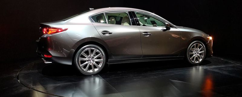 Der Mazda 3 soll als Fünftürer und Limousine im kommenden Jahr nach Deutschland kommen.
