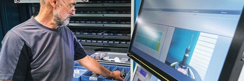 Dank der grafischen Lageroberfläche des Zoller-Toolmanagements holt sich ein Mitarbeiter der SIM das gewünschte Werkzeug zielsicher aus dem Werkzeuglager des Hänel-Lifts.