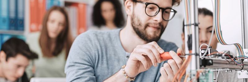 Eine gute Ausbildung zeichnet sich unter anderem dadurch aus, dass sich die Auszubildenden durch Beobachten, Lernen und Üben Wissen aneignen.