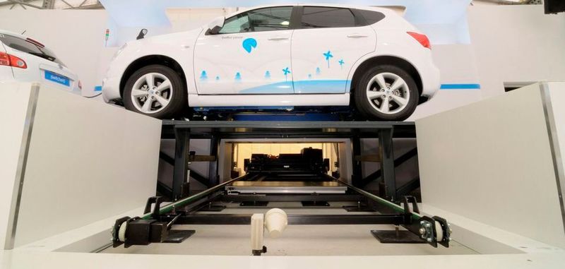 Das Auto wird oberhalb einer Grube positioniert. In diese ist ein Roboter eingelassen, der die unter dem Fahrzeugboden verschraubte leere Batterieplatte löst, eine volle herbeibefördert, diese einpasst und festschraubt.