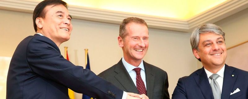 Seat unterzeichnete eine Absichtserklärung mit der Volkswagen Group China und der Anhui Jianghuai Automobile Group Corp., Ltd. (JAC). Die Vereinbarung wurde vom Vorstandsvorsitzenden der Volkswagen AG, Dr. Herbert Diess (Mitte), JAC-Präsident An Jin (li.) und Seat Präsident Luca de Meo (re.) getroffen.