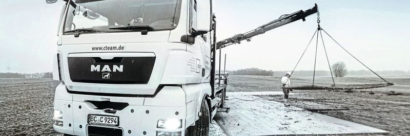 Lkw auf einer Mobilstraße: Cteam zieht Stromleitungen durch Deutschland und hat seine Disposition durch Digitalisierung effizienter gemacht.
