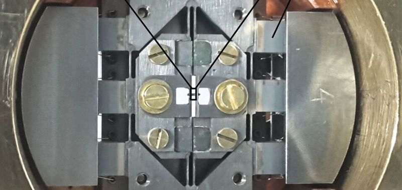Unter Druck: Mithilfe von Aktoren auf Basis des Piezoeffekts bringen die Forscher kontrolliert Druck auf eine mikroskopische, supraleitende Probe auf.
