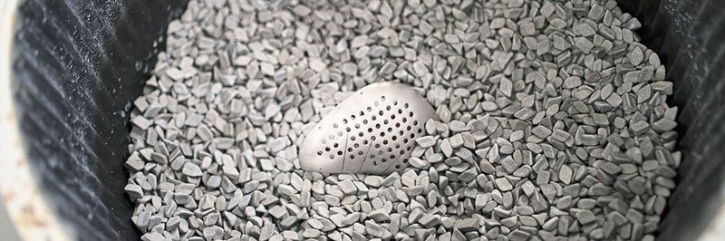 Dreistufiges Gleitschleifen von Schädelimplantaten.