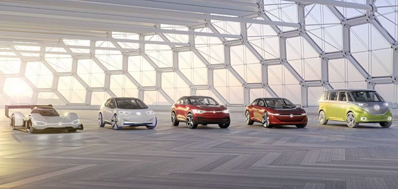 Seit 40 Jahren baut Volkswagen Elektroautos. Mit der ID. Familie startet der Autobauer nun in ein neues automobiles Zeitalter.