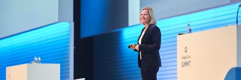 Annette Maier hält ihre erste Keynote als Chefin der DACH-Organisation auf dem Google Cloud Summit 2018 in München.