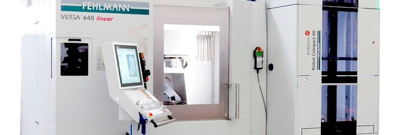 Fehlmann Versa 645 linear – Linearantriebe erlauben hohe Beschleunigung und Dynamik bei gleichzeitig höchster Präzision. Hier abgebildet mit optionalem Paletten-Handlingssystem ERC80.