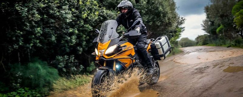 Mit der Aprilia Caponord 1200 Rallye lässt es sich auch noch in den Schmuddelmonaten November und Dezember gut unterwegs sein.