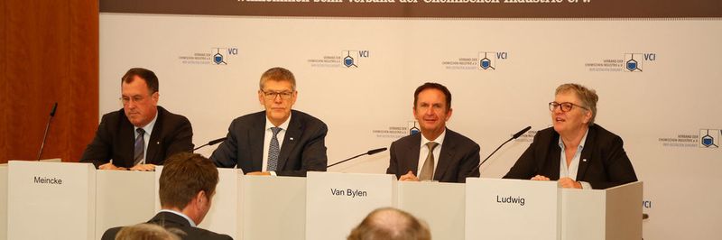 Plädoyer für Zusammenarbeit: Der VCI-Präsident betont, dass nur ein wirtschaftlich starkes und politisch geeintes Europa von den USA und China als Partner auf Augenhöhe akzeptiert würde. Einzelne europäische Nationalstaaten hätten keine Chance, auf der Weltbühne Gehör zu finden.