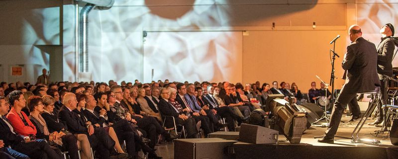 Beim 3. Crossover-Benefizkonzert konnten am 30. November in Würzburg rund 40.000 Euro Spendengelder gesammelt werden.