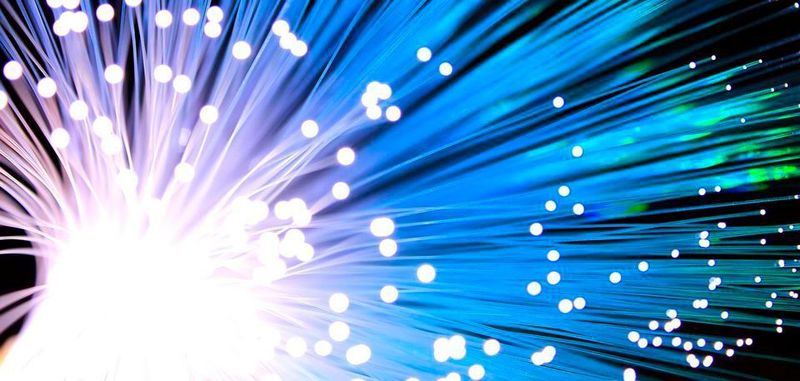 Damit die Daten vom Glasfaserkabel am Rechner oder im Datencenter ankommen, setzen Forscher auf Dünnglas-Technik.