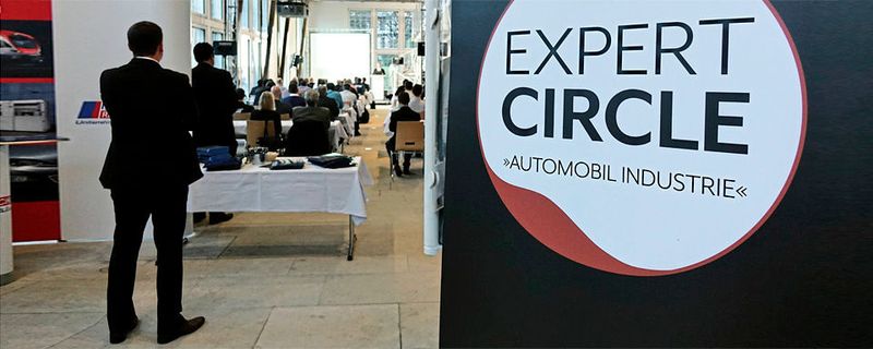 Wie lassen sich leichte Materialien wie CFK und GFK zerspanen? Und was tun mit den dabei entstehenden Stäuben? Beim Fachseminar „Zerspanung hybrider Leichtbauwerkstoffe“ beantworteten Branchenexperten die Fragen.