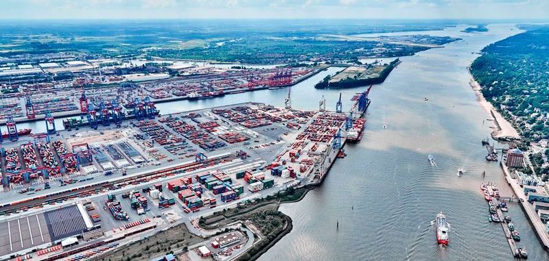 Der Hamburger Hafenkonzern HHLA und das US-Startup Hyperloop Transportation Technology (HTT, Los Angeles) kündigten am Mittwoch ihr gleichberechtigtes Joint Venture namens Hyper Port Cargo Solutions an. „Als Tor zur Zukunft wollen wir mit innovativen Ansätzen einen Beitrag zur Entlastung der Verkehrsinfrastruktur im und um den Hamburger Hafen leisten“, wirbt Vorstandschefin, Angela Titzrath (HHLA) für das Projekt.