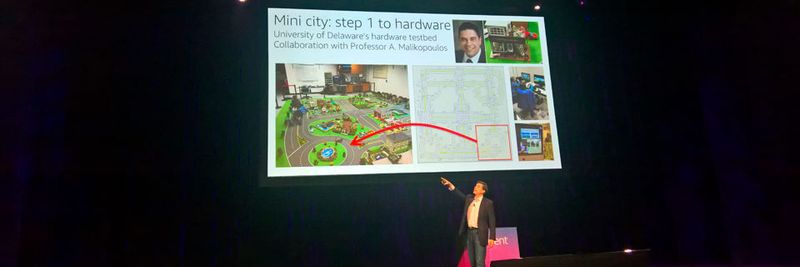 Alexander Bayen erklärt das Mini-Testbed, das zusammen mit der Universität von Delaware aufgebaut wurde, um zu lernen, wie man im großen Maßstab den Stadtverkehr simulieren und später steuern kann.