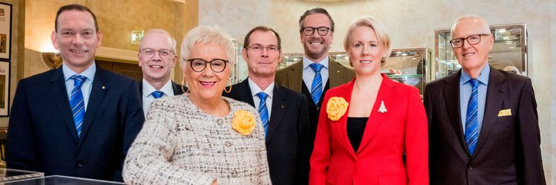 Der Harting-Vorstand ist mit dem abgelaufenen Geschäftsjahr 2017/18 sehr zufrieden: Andreas Conrad, Dr. Michael Pütz, Margrit Harting, Dr. Frank Brode, Philip Harting, Maresa Harting-Hertz und Dietmar Harting (von links nach rechts).