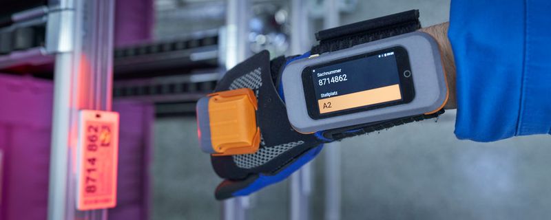 Vernetzung in der Produktionslogistik: BMW zeigte Ende November in Regensburg, was moderne Werkslogistik heute schon kann – z. B. einen Scanhandschuh mit integriertem Display.