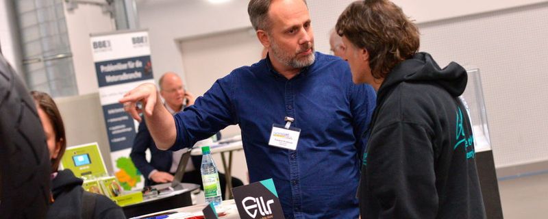 Torsten Wohlrab von Ellr erklärt Bike-Weltenbummler Gerry Mayr die Vorzüge seines Systems.